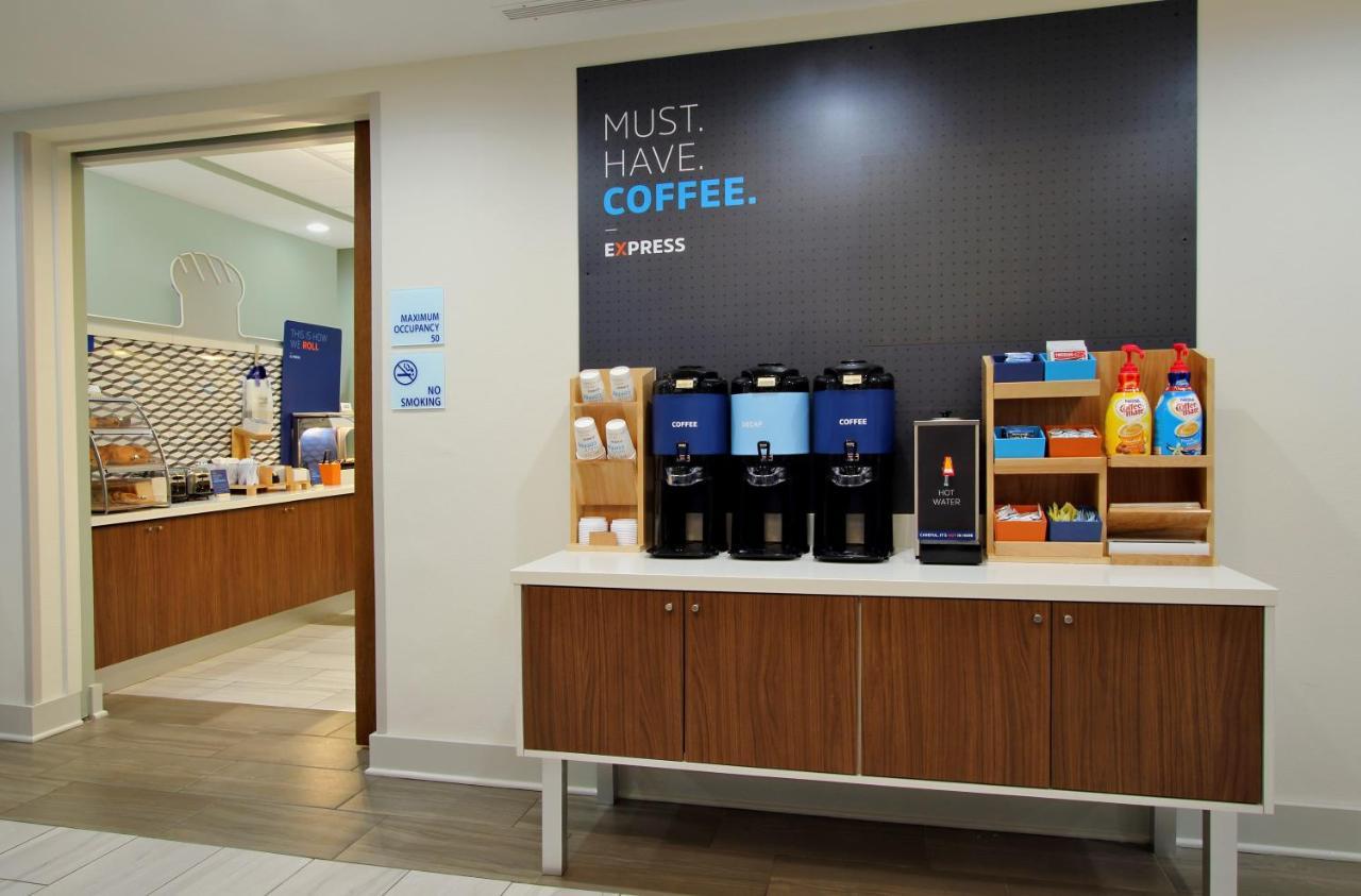 Holiday Inn Express - Ludlow - Chicopee Area By Ihg Zewnętrze zdjęcie